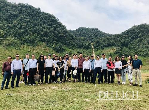 Phó Tổng cục trưởng TCDL Nguyễn Thị Thanh Hương cùng các thành viên đoàn khảo sát tại xã Hang Kia